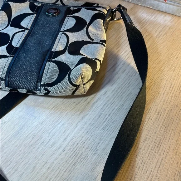 💙 Coach Signature Black and Tan Shoulder Bag - Picture 5 of 13